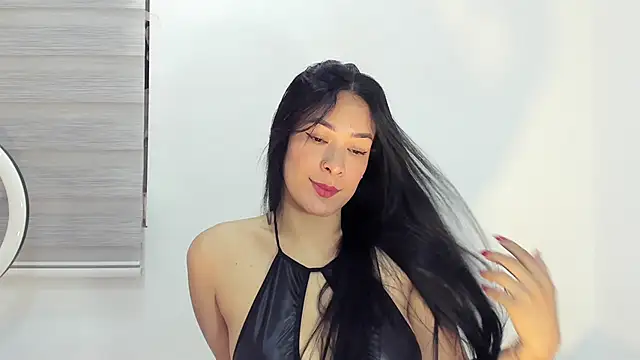 Snapshot of bella_hadid1_ chatting on 12/14/25, 09:52 bella hadid1 online show from 12/14/25, 09:52