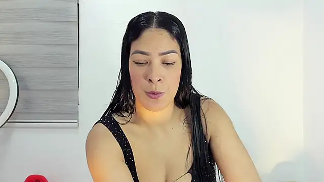 Snapshot of bella_hadid1_ chatting on 12/20/25, 08:27 bella hadid1 online show from 12/20/25, 08:27