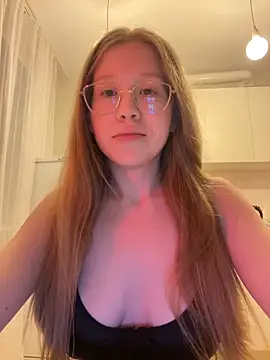 Snapshot of Eva_Weyne chatting on 03/07/25, 05:28 Eva Weyne online show from 03/07/25, 05:28