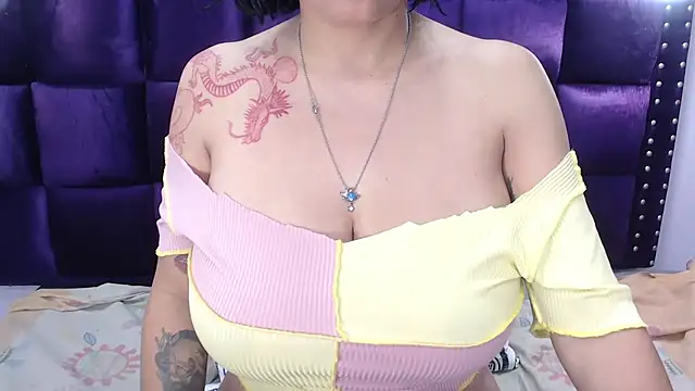 Snapshot of LindaKardi chatting on 10/14/25, 04:52 LindaKardi online show from 10/14/25, 04:52