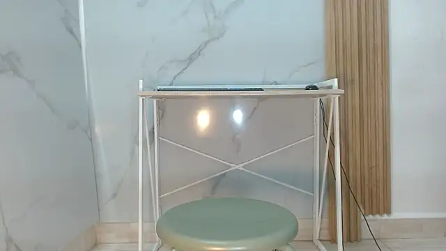 Snapshot of mollyguns chatting on 10/18/25, 07:36 mollyguns online show from 10/18/25, 07:36