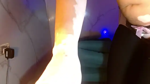 Snapshot of mollyguns chatting on 12/13/25, 08:14 mollyguns online show from 12/13/25, 08:14