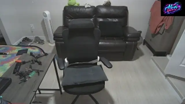 Snapshot of Zander823 chatting on 04/17/26, 05:32 Zander823 online show from 04/17/26, 05:32