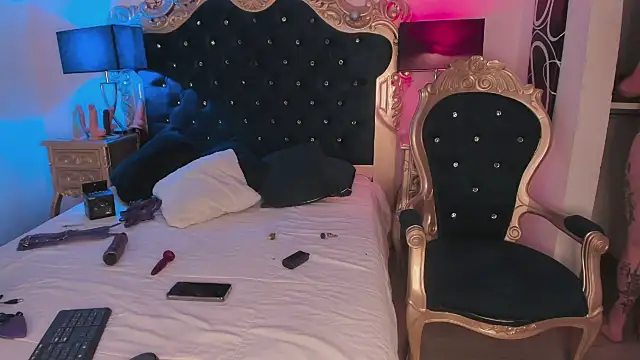 EmilyAllen  online show from 12/11/24, 05:21