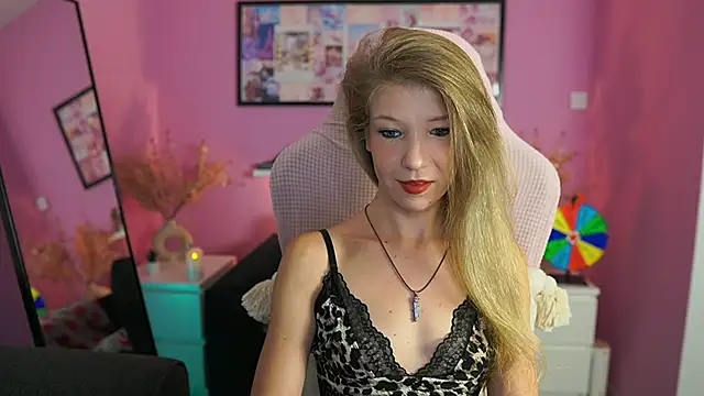 Snapshot of missicute chatting on 09/28/25, 04:45 missicute online show from 09/28/25, 04:45