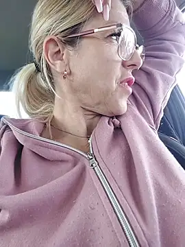 Snapshot of blondyruby chatting on 04/20/26, 12:19 blondyruby online show from 04/20/26, 12:19