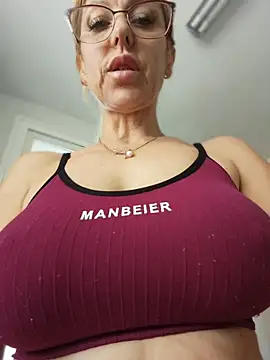 Snapshot of blondyruby chatting on 05/15/26, 12:34 blondyruby online show from 05/15/26, 12:34