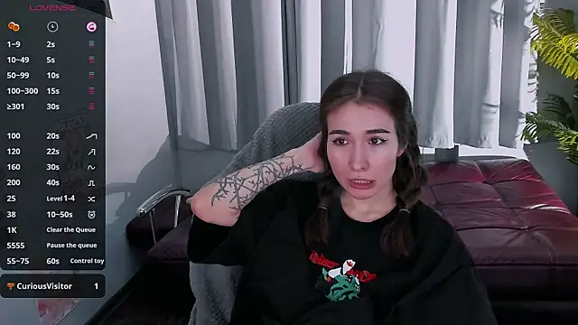 Snapshot of ashleyro1 chatting on 11/30/25, 01:15 ashleyro1 online show from 11/30/25, 01:15