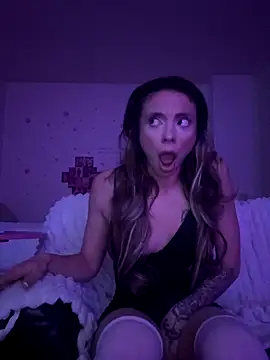 Snapshot of greedybratt chatting on 11/14/25, 08:02 greedybratt online show from 11/14/25, 08:02