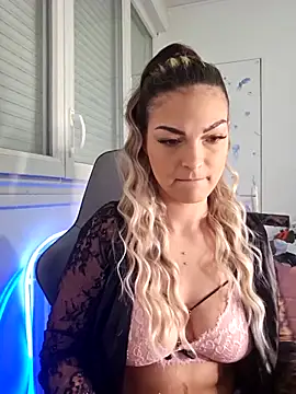 Snapshot of La_Nebulleuse-Nebulla chatting on 09/22/25, 08:22 La Nebulleuse-Nebulla online show from 09/22/25, 08:22