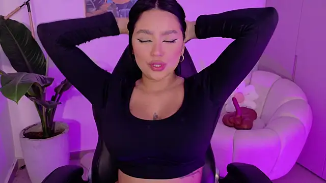 Snapshot of sarawinstone chatting on 12/21/25, 12:18 sarawinstone online show from 12/21/25, 12:18