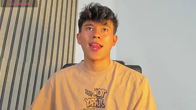 Snapshot of Angel_esteban_fx chatting on 04/13/26, 11:54 Angel esteban fx online show from 04/13/26, 11:54