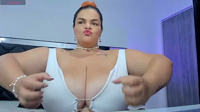 Snapshot of Sara_Thompsoon chatting on 12/13/24, 11:55 Sara Thompsoon online show from 12/13/24, 11:55