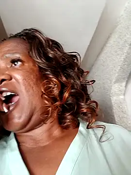 Snapshot of TALLNSEXY48 chatting on 09/19/25, 12:28 TALLNSEXY48 online show from 09/19/25, 12:28