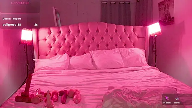 Snapshot of anniek chatting on 11/08/25, 12:55 anniek online show from 11/08/25, 12:55