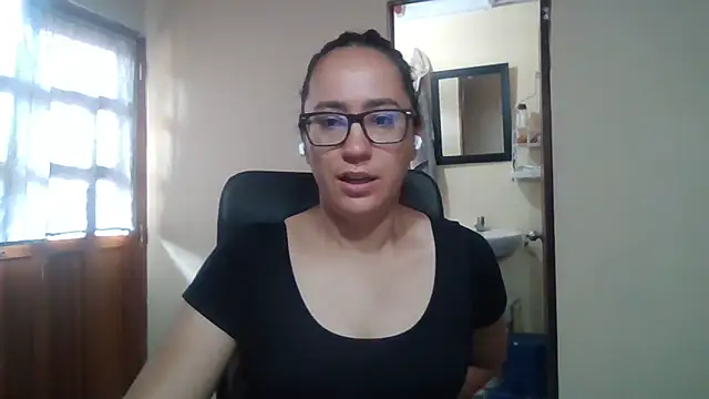 Snapshot of brittanycheeks chatting on 04/21/26, 02:23 brittanycheeks online show from 04/21/26, 02:23