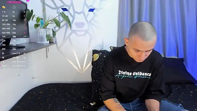 Snapshot of Aron-santoro chatting on 01/15/25, 03:43 Aron-santoro online show from 01/15/25, 03:43