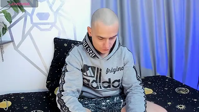 Snapshot of Aron-santoro chatting on 01/20/25, 03:15 Aron-santoro online show from 01/20/25, 03:15