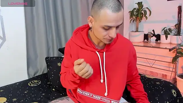 Snapshot of Aron-santoro chatting on 02/12/25, 03:51 Aron-santoro online show from 02/12/25, 03:51