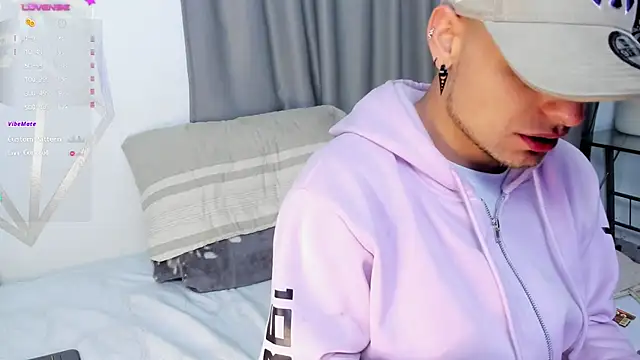 Snapshot of Aron-santoro chatting on 02/17/25, 04:31 Aron-santoro online show from 02/17/25, 04:31