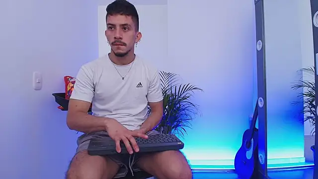 Snapshot of Aron-santoro chatting on 11/07/25, 02:39 Aron-santoro online show from 11/07/25, 02:39