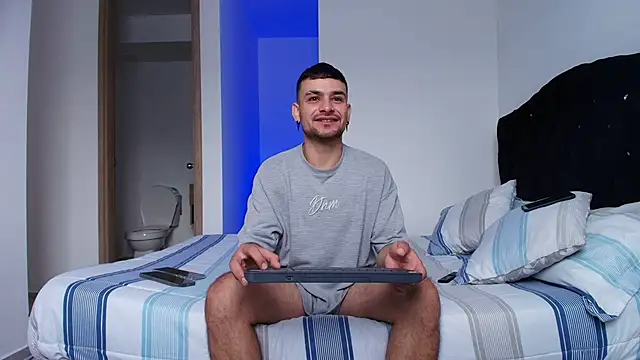 Snapshot of Aron-santoro chatting on 11/27/25, 02:08 Aron-santoro online show from 11/27/25, 02:08