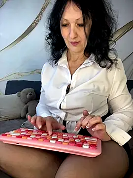 Snapshot of Katie-n chatting on 09/15/25, 06:24 Katie-n online show from 09/15/25, 06:24