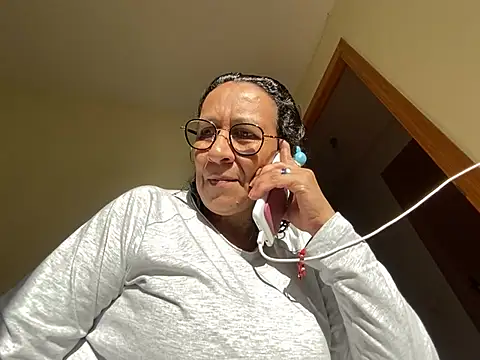 Snapshot of sweeviolet chatting on 12/14/24, 02:10 sweeviolet online show from 12/14/24, 02:10