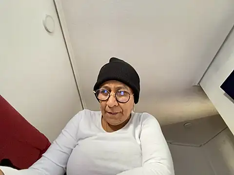 Snapshot of sweeviolet chatting on 12/20/24, 10:38 sweeviolet online show from 12/20/24, 10:38