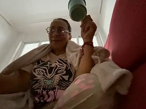 Snapshot of sweeviolet chatting on 01/12/25, 08:46 sweeviolet online show from 01/12/25, 08:46