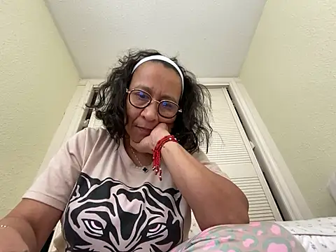 Snapshot of sweeviolet chatting on 02/02/25, 09:40 sweeviolet online show from 02/02/25, 09:40