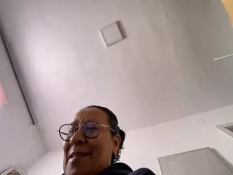 Snapshot of sweeviolet chatting on 09/24/25, 03:15 sweeviolet online show from 09/24/25, 03:15