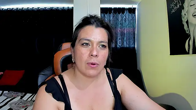 martina foxy  online show from 02/12/25, 06:40