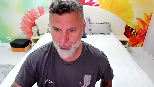 Snapshot of BlowMyXXL chatting on 11/18/25, 04:22 BlowMyXXL online show from 11/18/25, 04:22