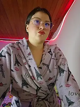 Snapshot of juli05star20 chatting on 05/22/26, 10:37 juli05star20 online show from 05/22/26, 10:37