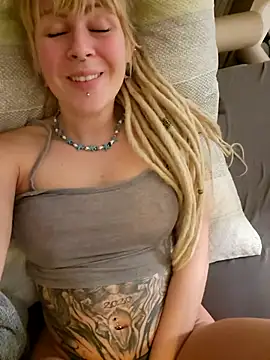 Snapshot of Jenna-Lia chatting on 12/22/24, 07:00 Jenna-Lia online show from 12/22/24, 07:00