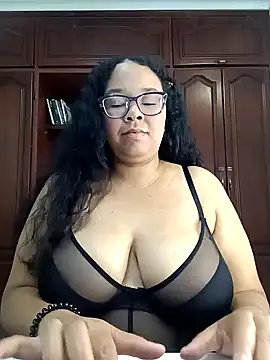 Snapshot of XMara chatting on 02/01/25, 08:05 XMara online show from 02/01/25, 08:05