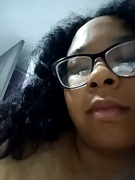 Snapshot of XMara chatting on 02/02/25, 11:21 XMara online show from 02/02/25, 11:21