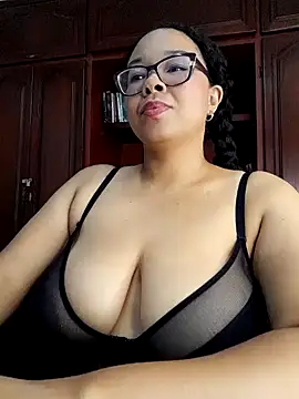 Snapshot of XMara chatting on 02/26/25, 10:53 XMara online show from 02/26/25, 10:53