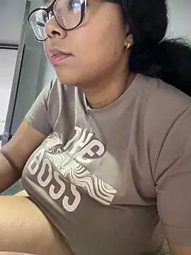 Snapshot of XMara chatting on 10/11/25, 07:01 XMara online show from 10/11/25, 07:01