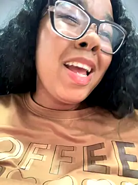 Snapshot of XMara chatting on 10/16/25, 05:25 XMara online show from 10/16/25, 05:25