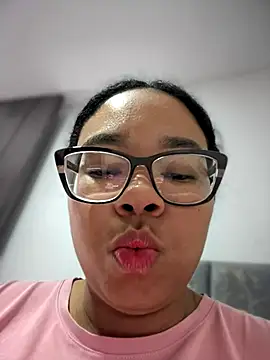 Snapshot of XMara chatting on 10/20/25, 04:29 XMara online show from 10/20/25, 04:29