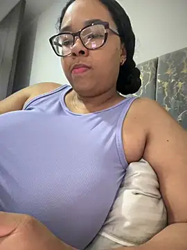 Snapshot of XMara chatting on 10/24/25, 02:13 XMara online show from 10/24/25, 02:13