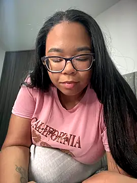 Snapshot of XMara chatting on 10/28/25, 06:54 XMara online show from 10/28/25, 06:54