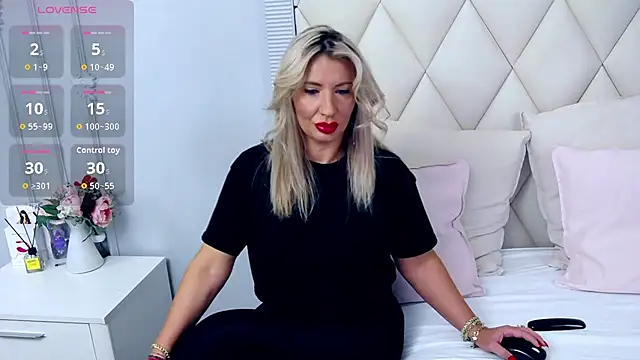 Snapshot of GinaBear chatting on 09/29/25, 06:02 GinaBear online show from 09/29/25, 06:02