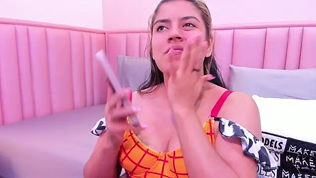 Snapshot of taylor_cupper chatting on 11/17/25, 12:27 taylor cupper online show from 11/17/25, 12:27