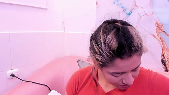 Snapshot of taylor_cupper chatting on 11/20/25, 03:18 taylor cupper online show from 11/20/25, 03:18