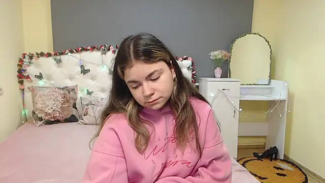 Snapshot of TinaRedly chatting on 03/06/26, 07:05 TinaRedly online show from 03/06/26, 07:05