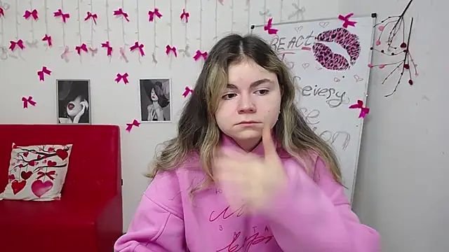 Snapshot of TinaRedly chatting on 03/07/26, 08:00 TinaRedly online show from 03/07/26, 08:00