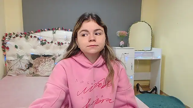 Snapshot of TinaRedly chatting on 03/11/26, 06:41 TinaRedly online show from 03/11/26, 06:41